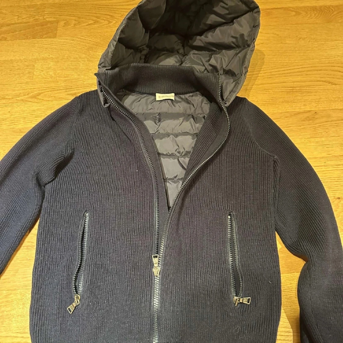 SÖKER denna Moncler cardigan i xs