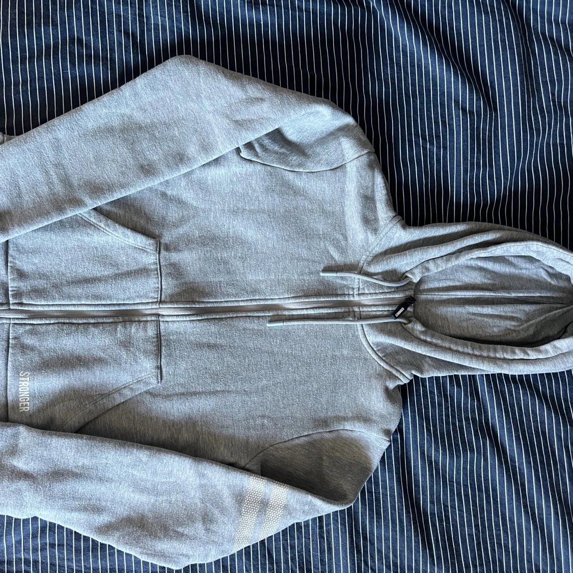 Grå hoodie från Stronger med dragkedja - 1