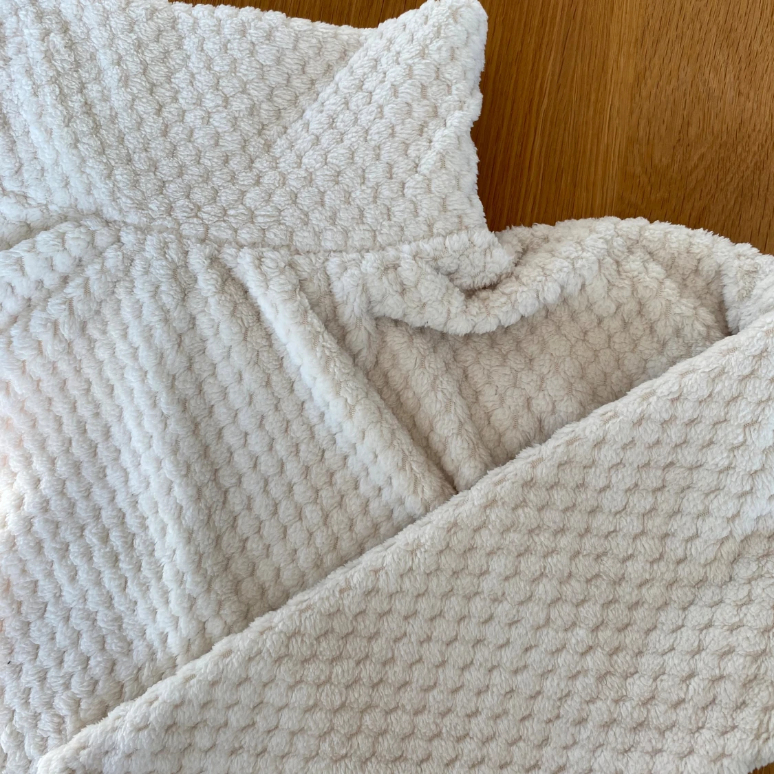 Vit fluffig polotröja - 1