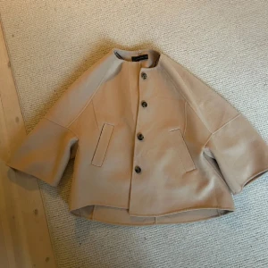 SÖKER Beige kappa med trekvartsärm från Zara - SÖKER 