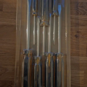 7 delar skruvmejselset - Screwdriver Set - Ett set med sju skruvmejslar från Kapok. Perfekt för dig som gillar att fixa och meka själv, oavsett om du är nybörjare eller proffs. Nyskick, aldrig använda. Obruten förpackning. 