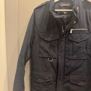 Snoot Field jacket - Sjukt snygg mötkblå field jacket från Snoot, perfekt till hösten. Storlek S, kan passa M också. Perfekt skick, inga defekter. Hör av er vid frågor! 