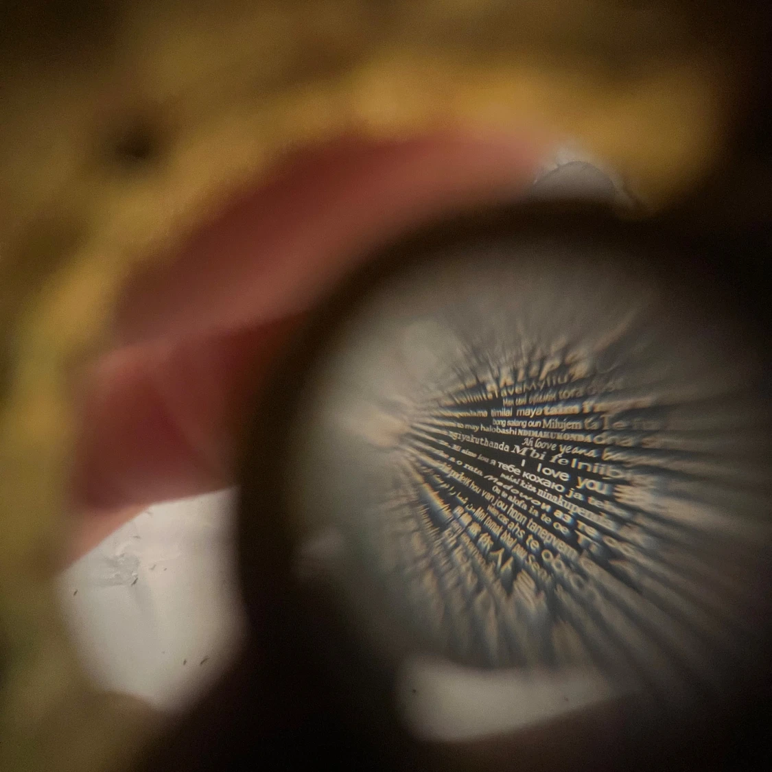 Guldigt halsband med text i berlock - 1