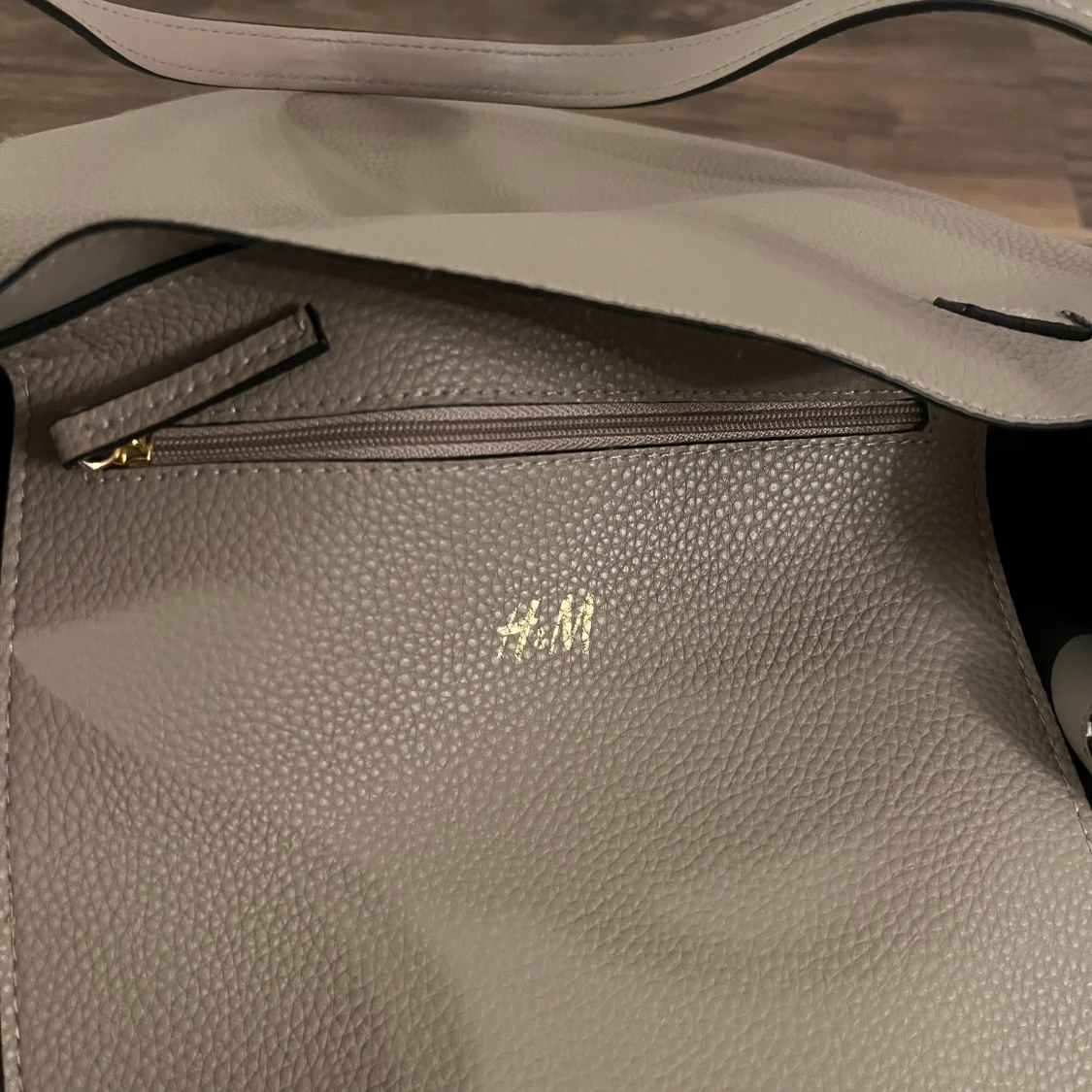 Beige axelväska från H&M i syntet - 3