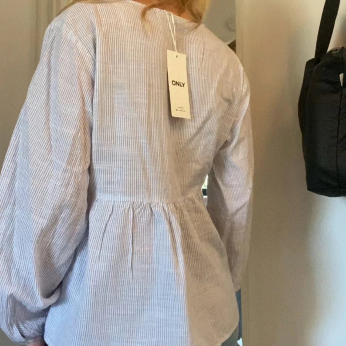 Randig blus från ONLY med v-ringning - 2