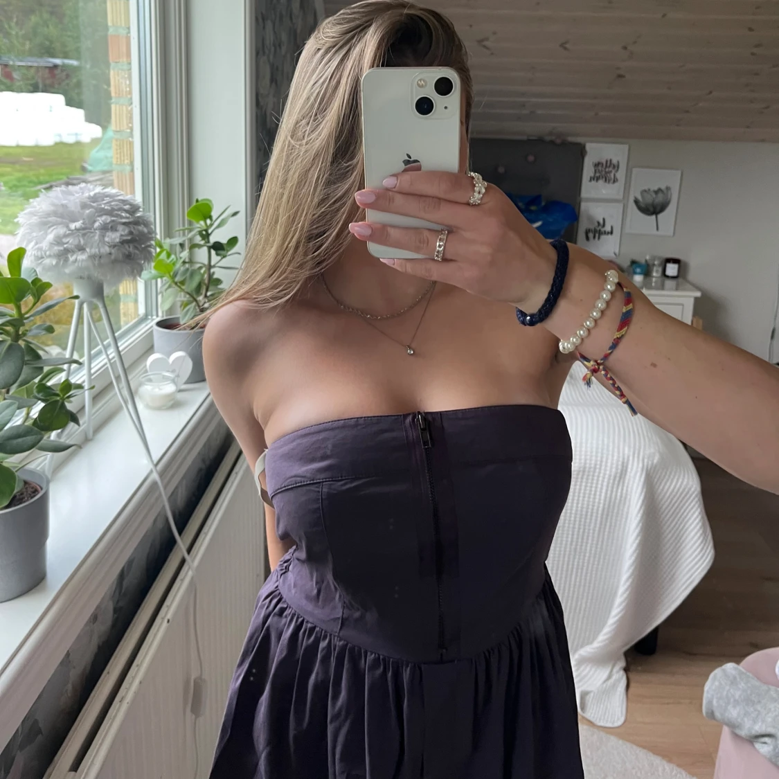 Mörklila axelbandslös klänning - 1