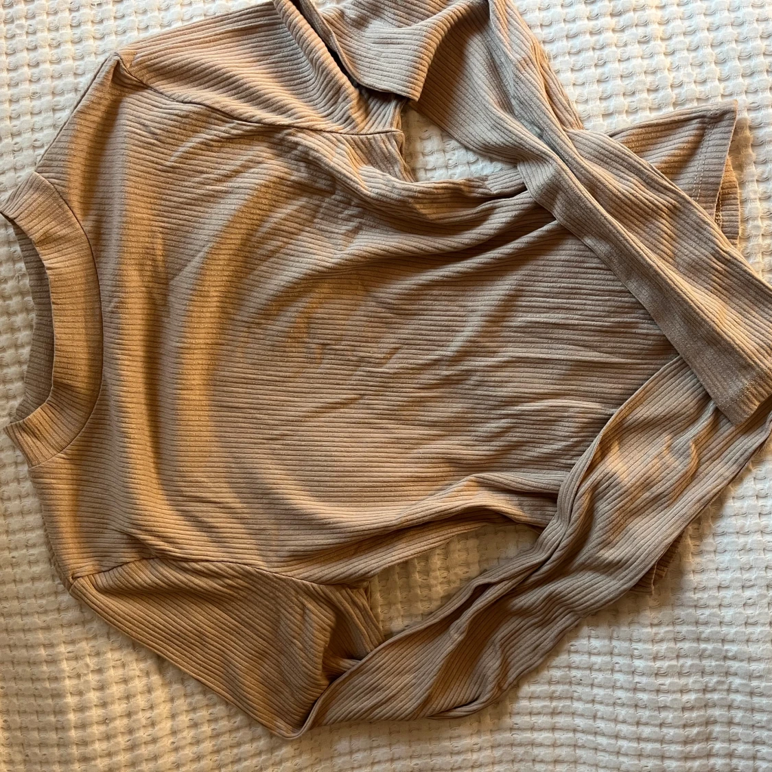 Beige ribbad croppad långärmad topp - 1