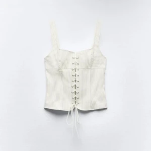 Vit korsettopp med snörning - Har denna eftertraktade Zara korsettoppen, Önskas säljas eller bytas mos en i S! I fint skick, knappt använd. Egna bilder kan skickas vid intresse💓Skriv till mig innan ni trycker på Köp nu!