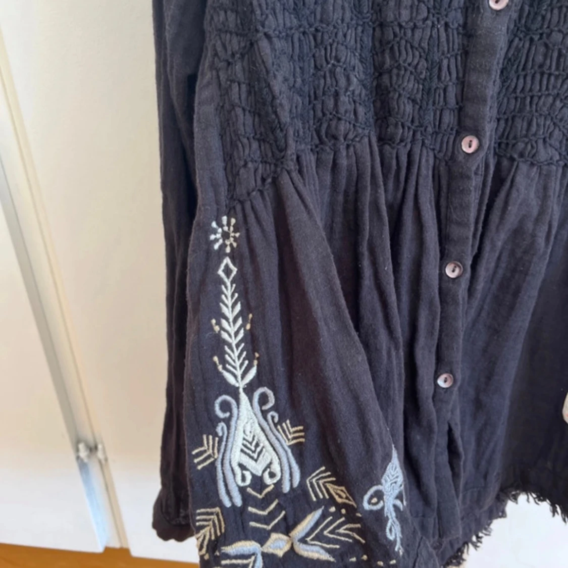 Svart blus från Odd Molly med broderi - 3