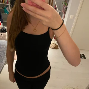 TVÅ svarta linnen - Säljer TVÅ svarta linnen tillsammans. En är med spännen på banden i bak så att man kan justera längden på banden, den andra utan spännen. Ena linnet är storlek S och den andra XS. XS linnet är bomullsmaterial medan den andra är i tunnare och stretchigare material. 