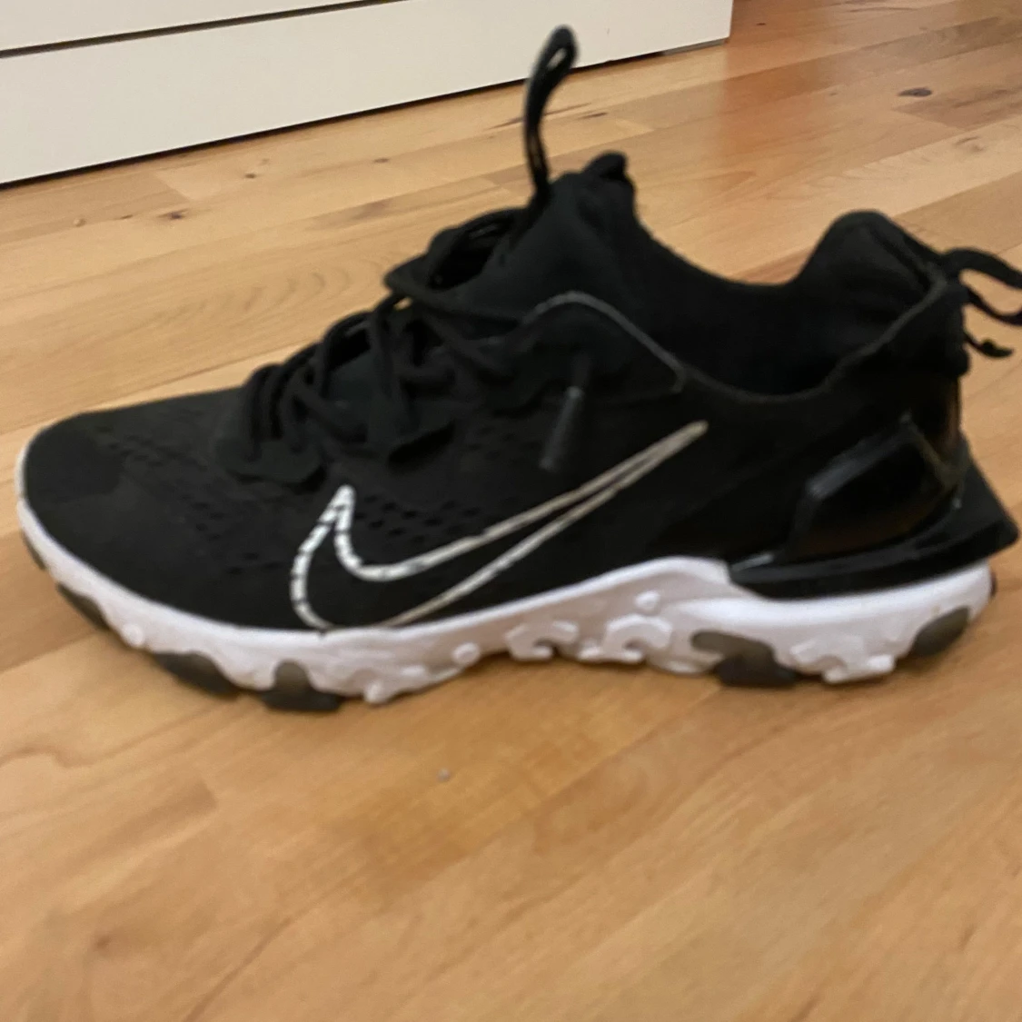 Nike React V2. Svart/vit - 1