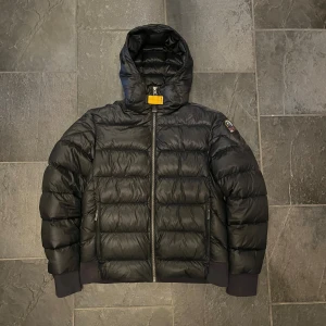  Parajumper Sheen jacka  - Parajumper Sheen jacka i fint skick storlek y/m = xs/s. Inga hål eller skador. Färg svart. Skriv gärna vid funderingar 