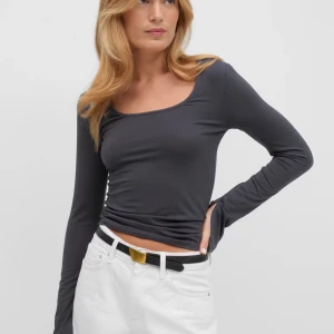 Mörkgrå långärmad topp från gina tricot - Superfin topp som bara är använd en gång! Inser att den inte riktigt passar min stil, så hoppas någon annan kan få glädje av den. Perfekt skick! Skriv om du vill se fler bilder!🩶