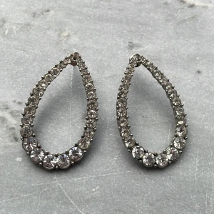 Silverfärgade örhängen - Silverfärgade örhängen, har en liten missfärgning på ena men inget som syns tydligt💕