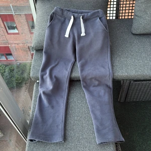 Russemerch storlek xxs  - Mörkblå russemerch byxor i storlek xxs super sköna och nästan helt oanvända. Säljer för att dom är för korta.