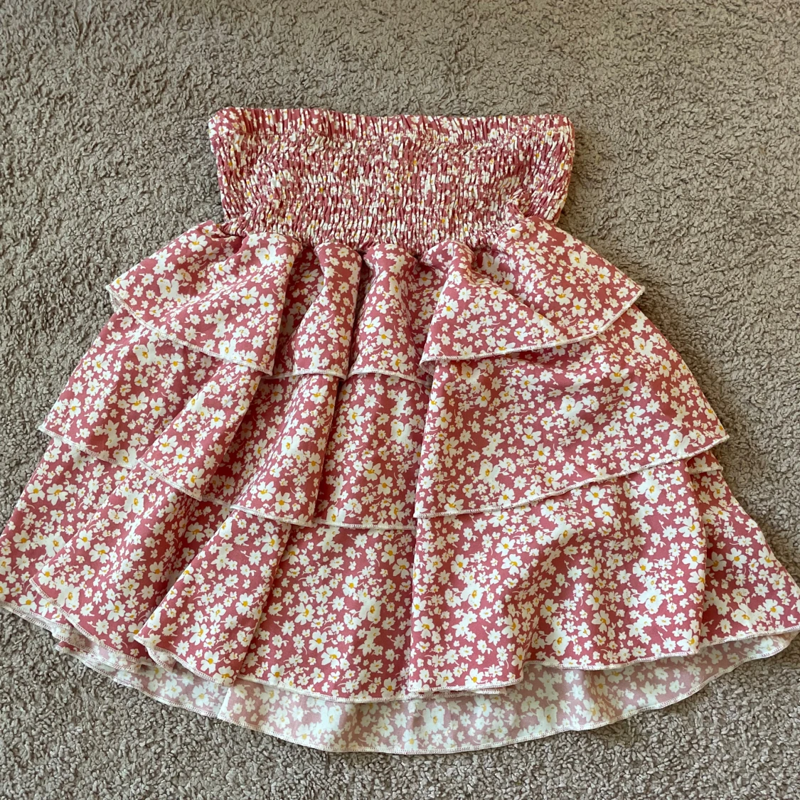 Rosa blommig volangklänning