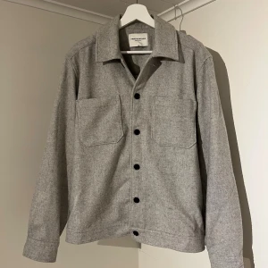 Grå Overshirt These Glory Days  - Säljer denna sjukt snygga Overshirten från These Glory Days⭐️ Färgen är grå och storleken är L✅ Den har inga defekter och skicket är utomordentligt🙌🤝 Sjukt najs passform och passar perfekt till hösten🍁🙌 Tveka inte på att höra av er dig vid minsta fråga eller fundering😊