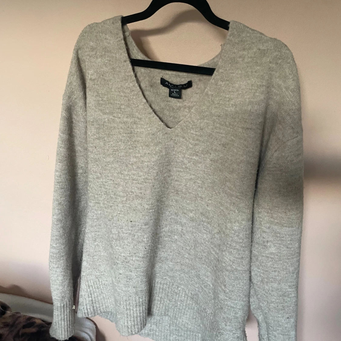 Grå stickad v-ringad tröja Amisu