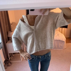 Kofta från other stories  - Så najs kofta från other stories🤍🤍 använd 1 gång 🥰🥰🥰passar mig som brukar använda xs