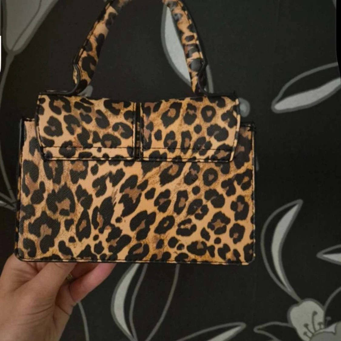 Leopardmönstrad handväska i skinnimitation - 1