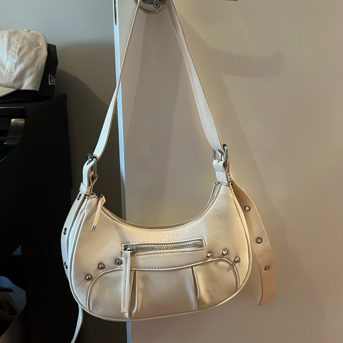 Vit axelväska från Monki i skinnimitation