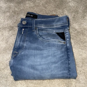 Blå Replay Anbass jeans slim fit - Säljer ett par snygga Replay Anbass jeans i färgen ljusblå i storleken Waist 30 och length 34. Modellen på bilden är ca 170 cm lång och jeansen är lite för långa på honom. Nypris ca 1000kr mitt pris 599kr!!! Vid funderingar är det bara att höra av sig!
