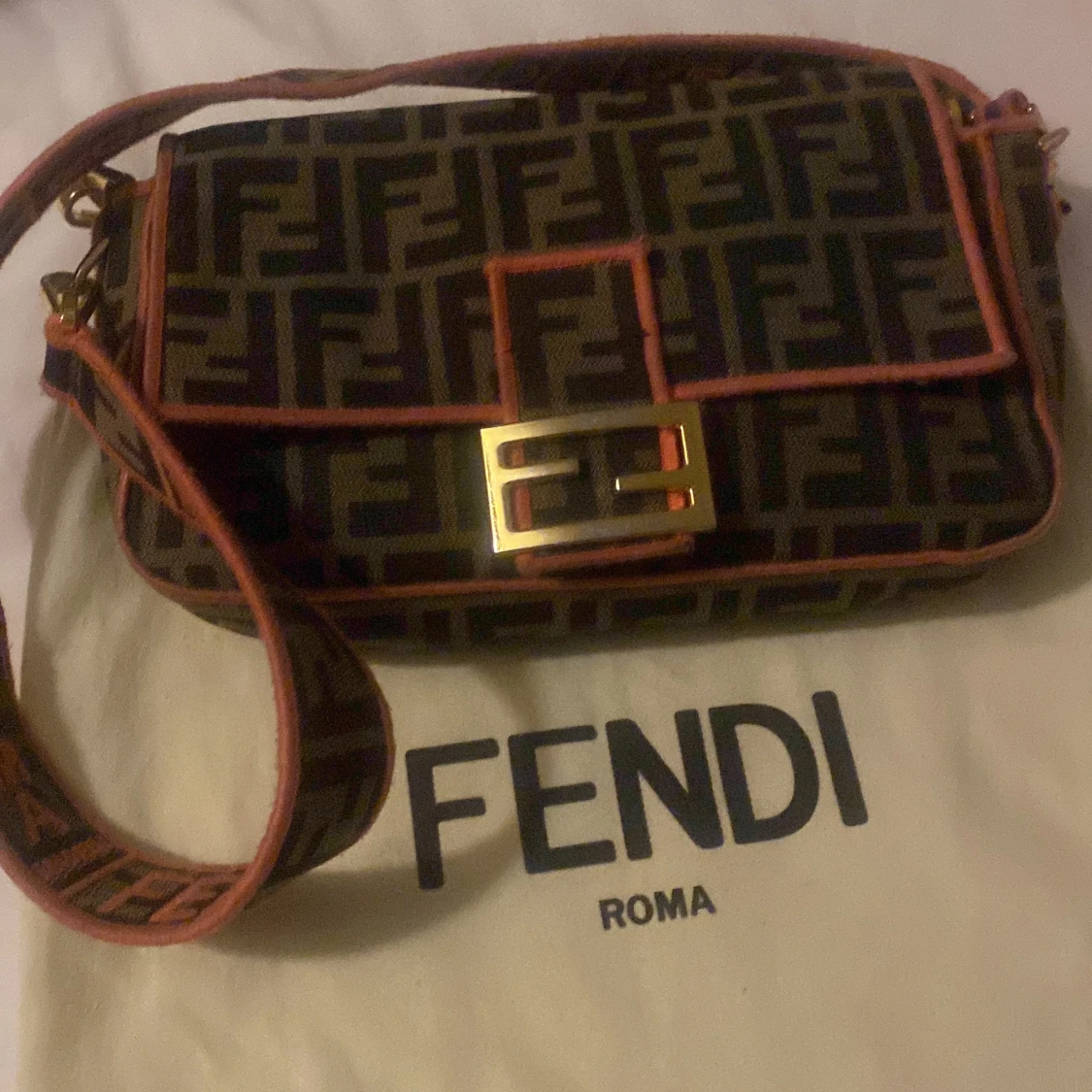 Fendi axelväska med avtagbar rem