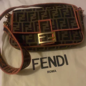 Fendi axelväska med avtagbar rem - Säljer en fendiväska Roma. Den rosa färgen är lite sliten och även guldspännet. 