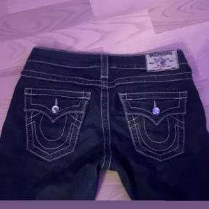 true religon jeans - jättesnygga omsydda true religon jeans🫰🏼🫰🏼storlek 26, är 84 cm i innerbenslängd och midjemåttet är 39 cm! Skriv privat vid frågor❤️