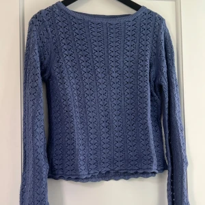 Virkad boatneck tröja - Blå boatneck tröja