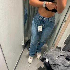 Blå raka jeans från Vero Moda - Snygga blå jeans från Vero Moda med raka ben. Jeansen har hög midja och är supersköna. Storlek 25/34. Använda fåtal gånger. OBS!! Prislapp finns ej kvar.