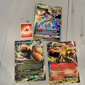 Pokémonkort - Samling av coola och glittriga Pokémonkort med favoriter som Ultra Necrozma GX, Dragonite EX och Charizard EX. Perfekt för dig som vill boosta din samling eller spela med vänner! Korten har snygg design och är populära bland unga samlare. Korten är stora och eld kortet är bara för att se storleks skillnaden till ett vanligt kort. Jag är inte säker på ett pris kom gärna med bud
