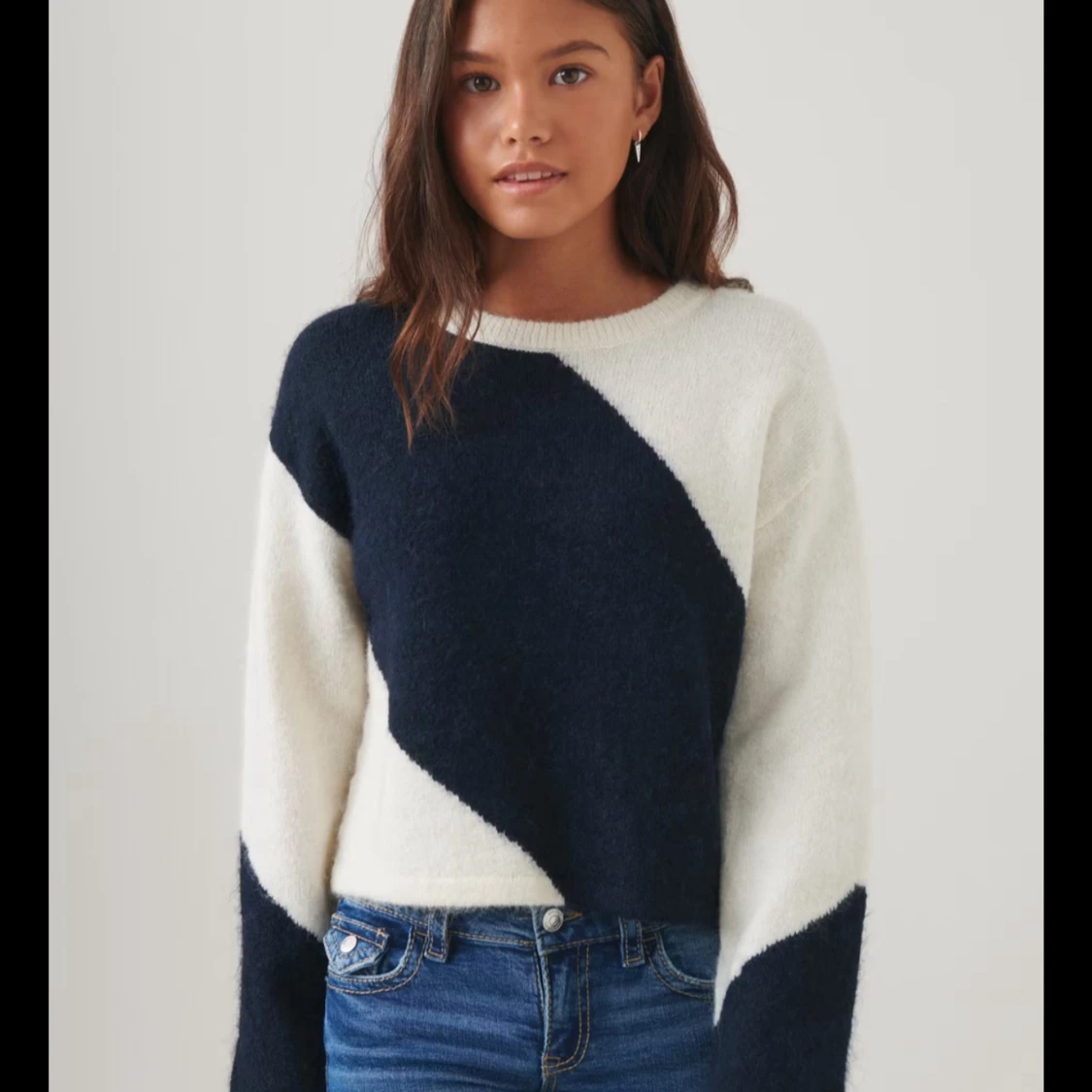 Stickad tröja med marinblått och vitt