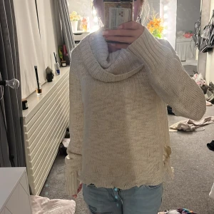 Beige stickad polotröja  - Mysig beige stickad polotröja från H&M med oversized passform. jag brukar ha xs-s så passar mindre oxå💞💞