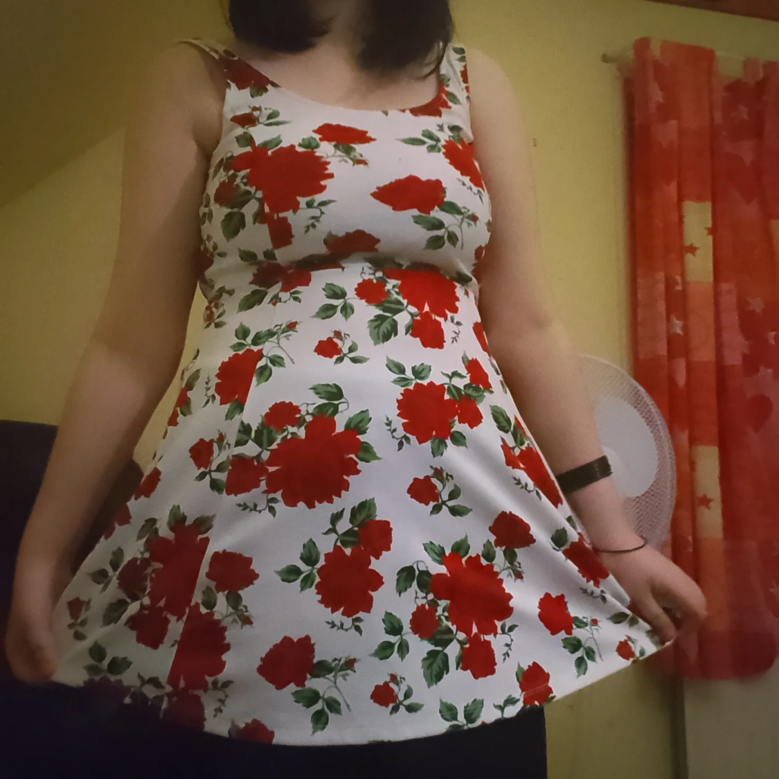 Vit klänning med röda blommor - 1