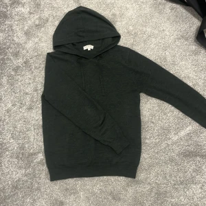 Mörkgrön hoodie från Ahlqust Clothing - passar S/M