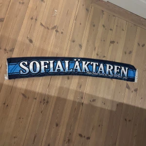 Blå Sofialäktaren halsduk - Säljer en  halsduk från Sofialäktaren eftersom att jag vill bli av med den. Aldrig använd 