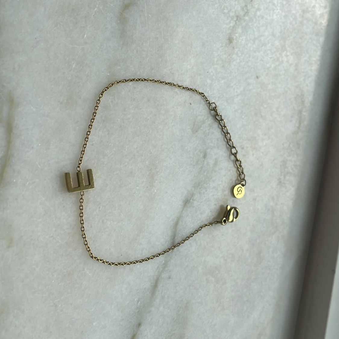 Guldarmband med bokstav från Edblad  - 2