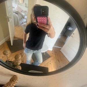 mörkblå  tröja - En mörkblå, enkel tröja med rund hals och korta ärmar. Modellen är normal i passningen och har en mjuk känsla tack vare bomullsmaterialet. Perfekt till jeans eller shorts och funkar året runt. Stilren och lättmatchad för en chill look.