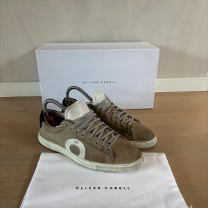 Oliver Cabell Low 1 - Tjena! Säljer mina Oliver Cabell low 1 i färgen grå. Skorna är drygt 6 månader gamla men skorna har tagits hand om. Skornas nypris var 3399kr mitt pris 1599kr. Priset är ej hugget i sten. Vid mer info kontakta mig!💯