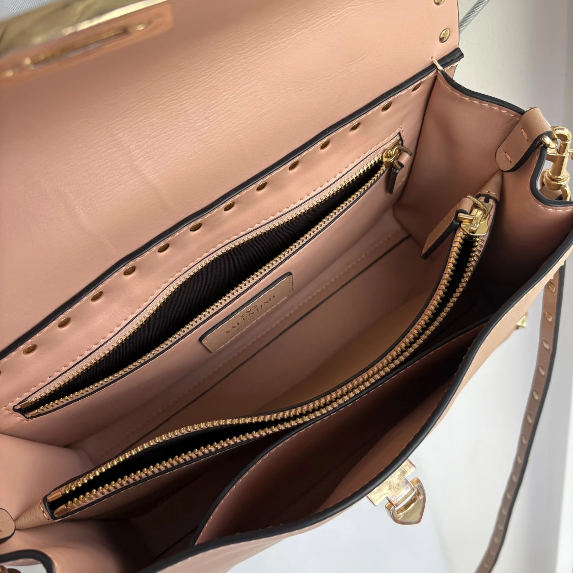 Beige Valentino axelväska med nitar - 2