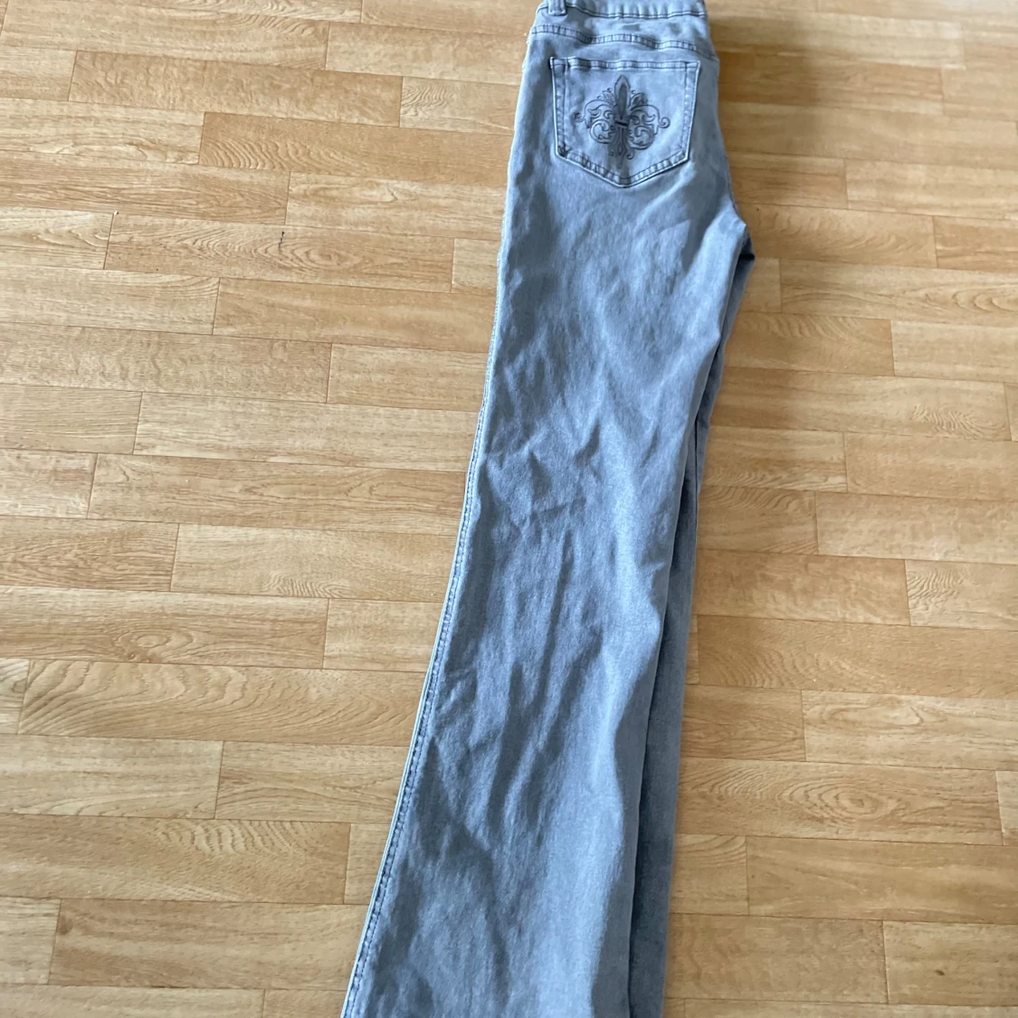 Grå bootcut jeans med broderad ficka