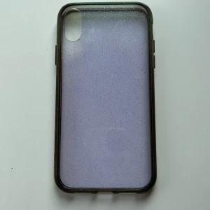 iPhone XR skal lila glitter💜✨ - Fint lila glittrigt skal till iPhone XR använt men i fint skick. Står inte för påståenden slarv. Hoppas ni gillar det! Pris kan diskuteras.     💜✨