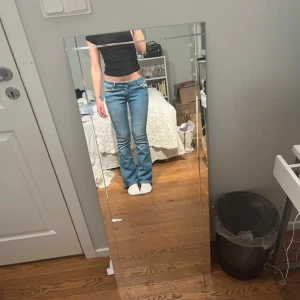 Blå bootcut jeans med låg midja - Snygga ljusblå low rise jeans från pepe jeans. Aldrig använda, säljer då jag tycker de är lite korta för mig