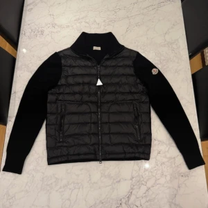 Moncler cardigan  - Säljer denna Moncler cardigan för dom som är lite längre, den passar L/XL! Är 189 och den sitter hyfsat på mig.