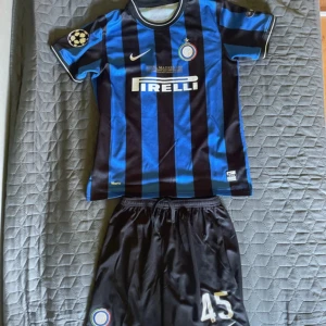 Inter Milan – Final Madrid 2010 (Replica, Zanetti #45) - Legendary Inter Milan tröja från Champions League-finalen 2010 mot Bayern München 🏆🔥  👕 Storlek: 164 cm ⭐ Spelare: Zanetti #45 🎖️ Två badges på ärmarna → Champions League badge + Respect badge ❌ Ej original (replica), men snygg och välgjord 🛠️ Trycket har en gång lossnat men är fixat med textillim och sitter bra  Perfekt för spel, träning eller samling 🖤💙  💰 Pris: 200 kr (kan diskuteras)