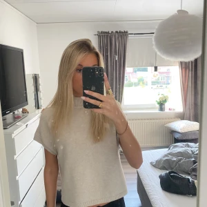 Beige stickad polotopp - Beige tröja från Kappahl. Fint skick och bara använd fåtal gånger.