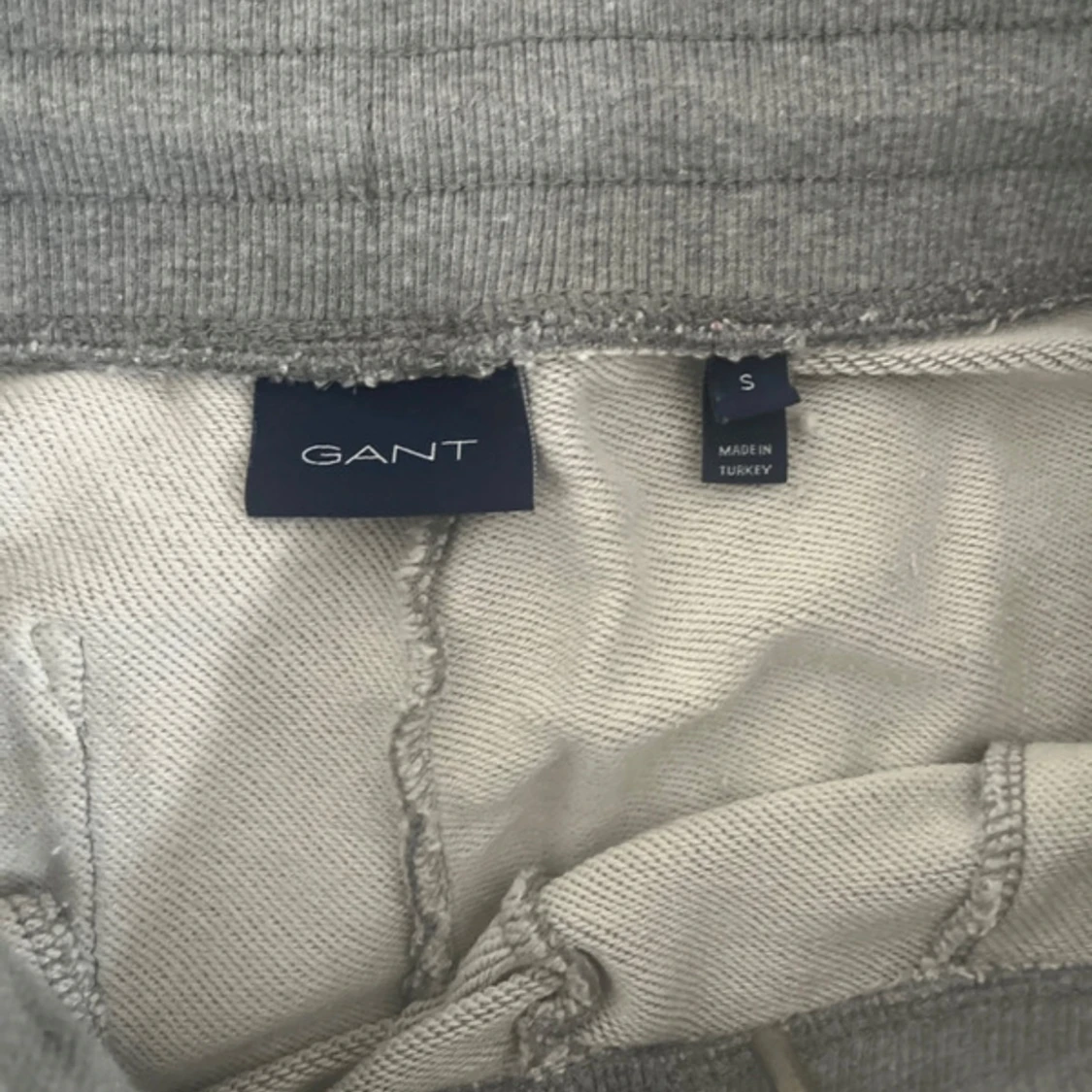 Grå mjukisbyxor från GANT, strl S - 2