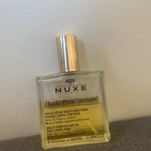 Nuxe Huile Prodigieuse olja 100ml - Flaskan är halvfull och använd tidigare. Säljer den nu för att jag inte använder den längre då jag har blivit lite känsligare mot parfymerade produkter, hör gärna av er om ni är intresserade🙂