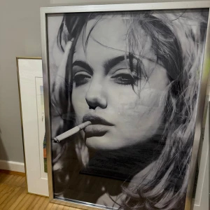 kate winslet affisch - Kate Winslet Poster – 50x70 cm 	•	Fantastisk, högkvalitativ poster av den vackra skådespelerskan Kate Winslet. 	•	Storlek: 50 x 70 cm, perfekt för alla rum eller kontor. 	•	Bakgrund: Elegant svart, som framhäver bilden. 	•	Helt ny, utan ram. 	•	Perfekt som gåva till fans eller samlare. 